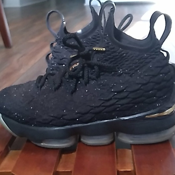 LeBron XV *Slightly worn* - Picture 2 of 9